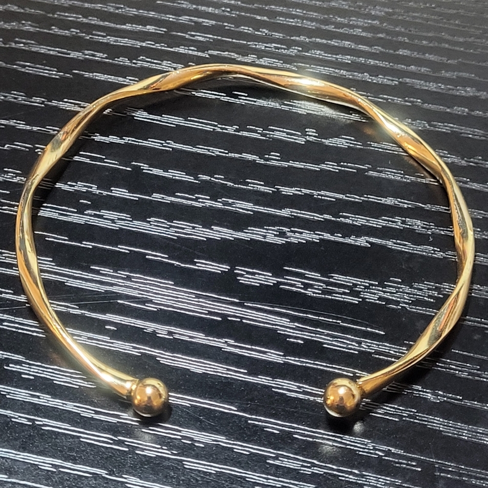 Women’s Twisted Bracelet Bangle Gold Tone Wavy‎ Bracelet & Earring Gift Set NWOT - Picture 2 of 9